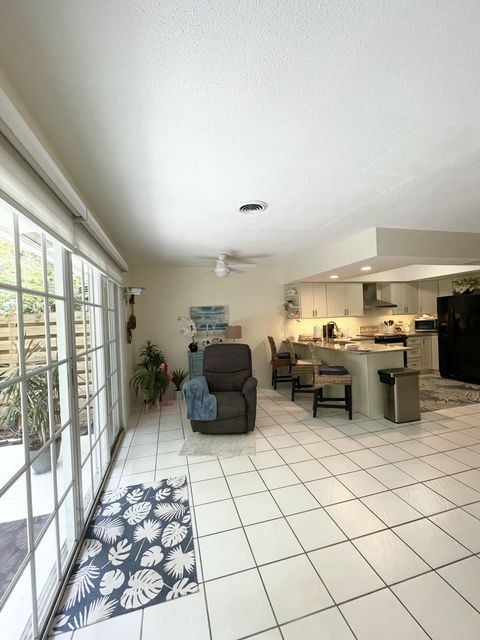 Building Photo - 266 NE Wavecrest Way