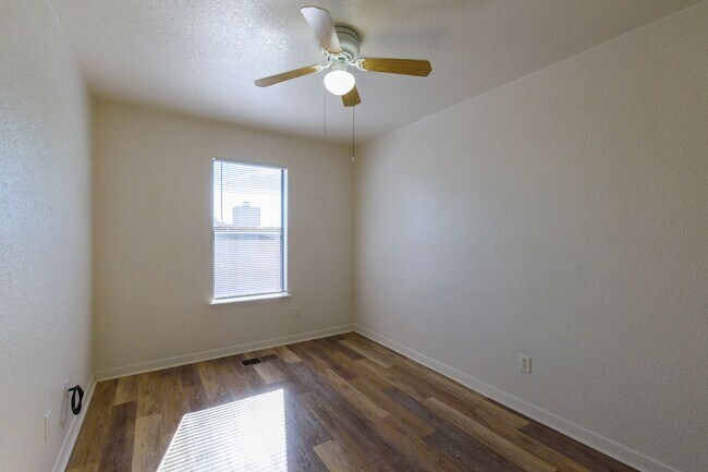 Building Photo - SECTION 8 ACCEPTED & RENT SPECIAL - AVAILA...