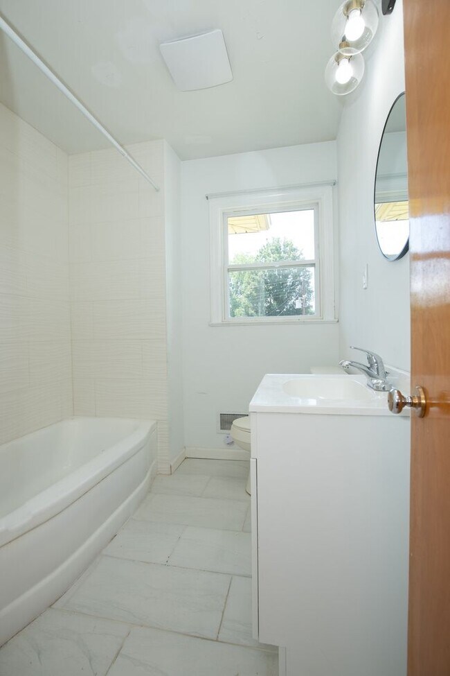 Building Photo - ? Stunning 3 Bedroom, 2 Bathroom Home! ?