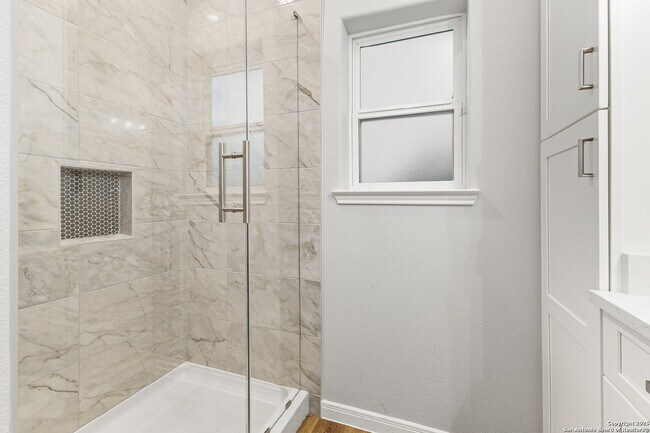 Building Photo - Charming 3-Bed Custom Luxury Rental with 2.5 Baths near Downtown San Antonio – 1668 Sq Ft of Comf...