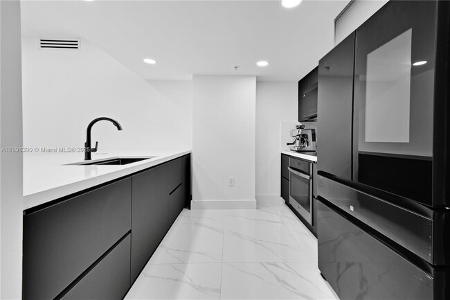 Building Photo - 1800 N Bayshore Dr