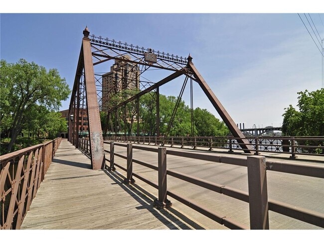 Building Photo - 660 N 2nd St