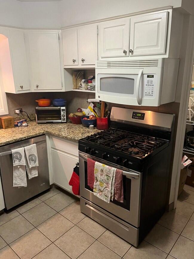 Kitchen stove - 4340 N Wolcott Ave