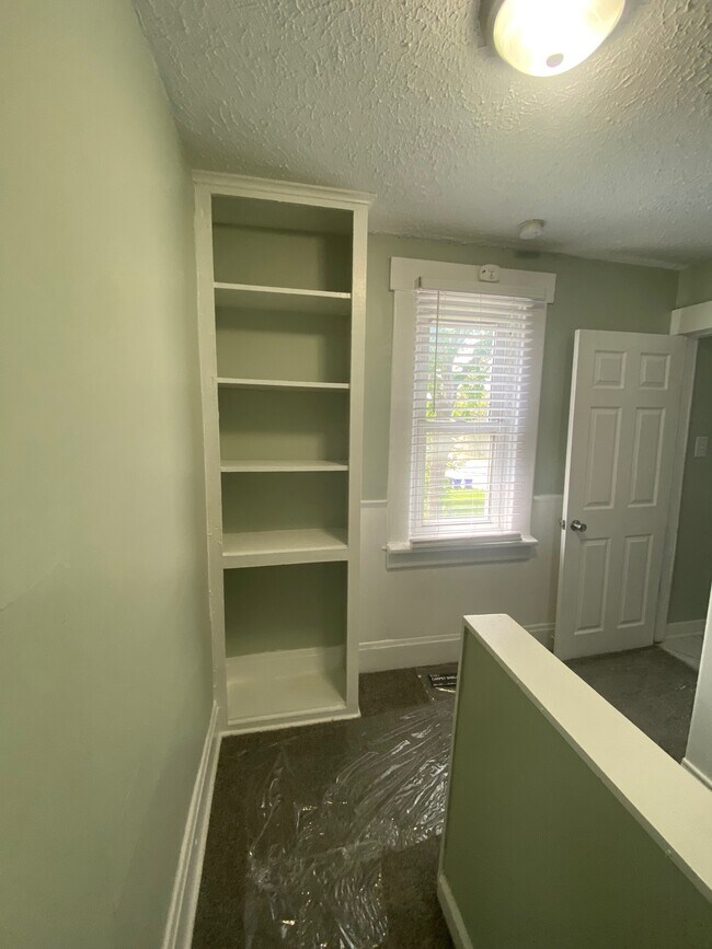 Building Photo - 461 Oakwood Ave