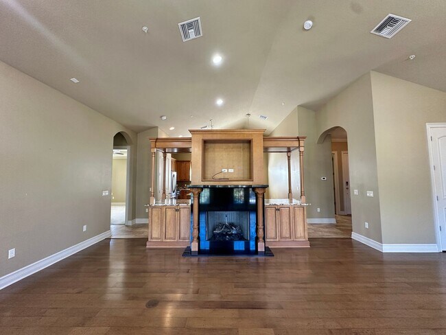 Building Photo - Spacious Haile Plantation Apartment – 3BR/2BA with Over 2,000 Sq. Ft. | Pet Friendly & Prime Loca...