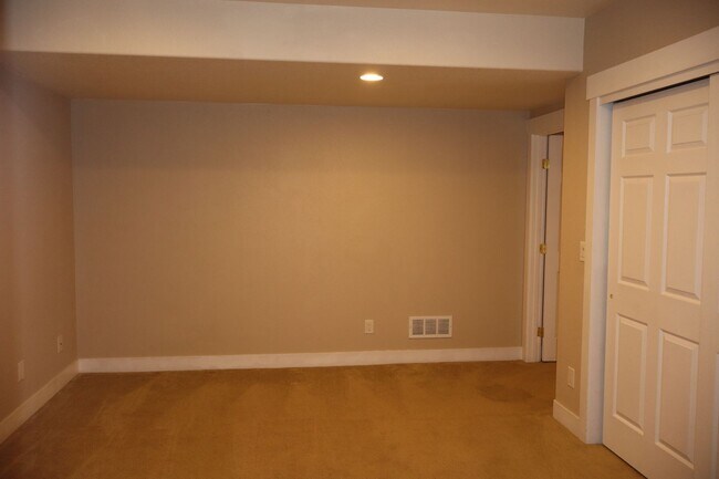 Building Photo - Stunning Modern Five Bedroom Home in Loveland