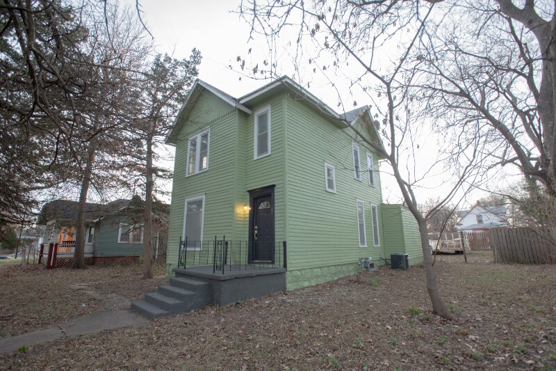 Building Photo - 1185 SW Macvicar Ave