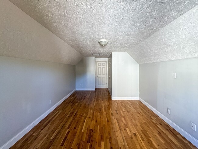 Building Photo - Charming 3 Bed, 2.5 Bath Home with a Bonus...