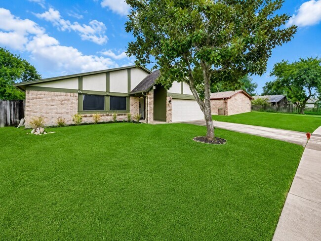 Building Photo - 1707 Stone Lake Dr