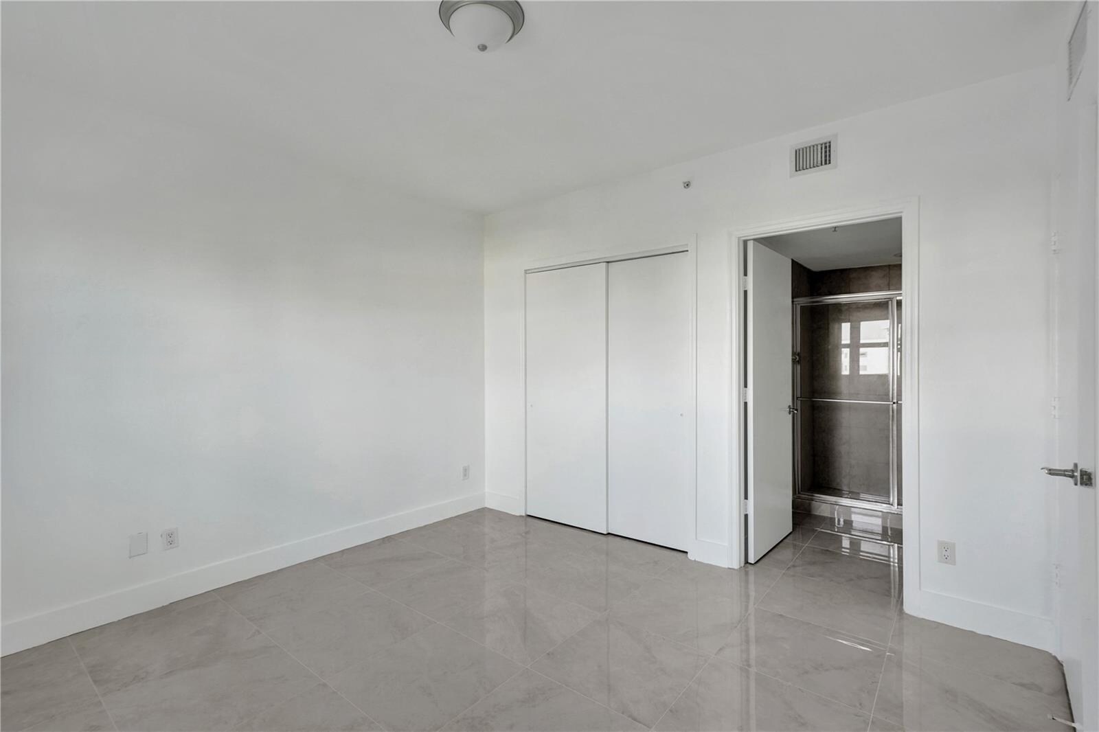 Building Photo - 14951 Royal Oaks Ln