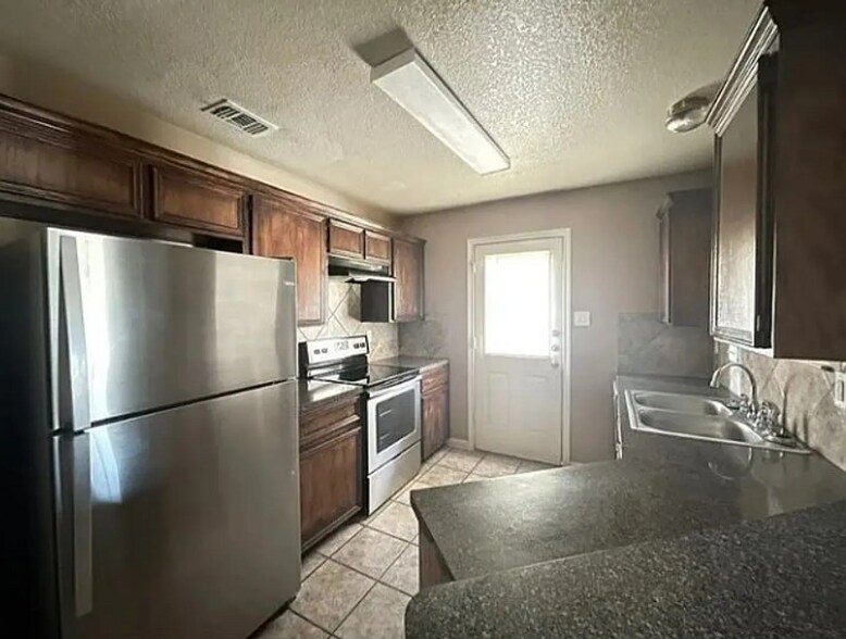 Building Photo - 3600 Dustin Ct