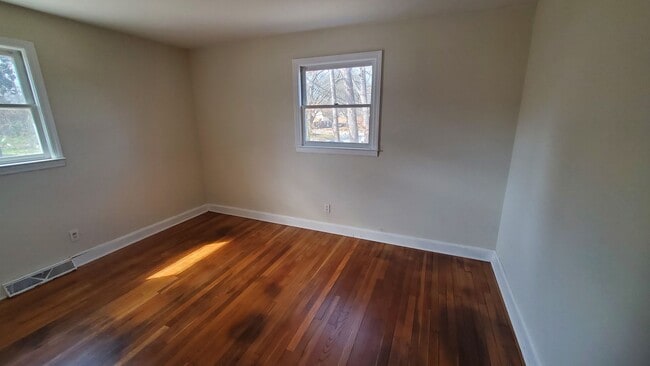 Building Photo - 3 Bedroom 1 Bathroom House