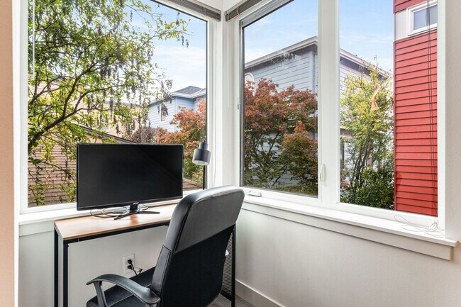 Building Photo - 2319 Franklin Ave E