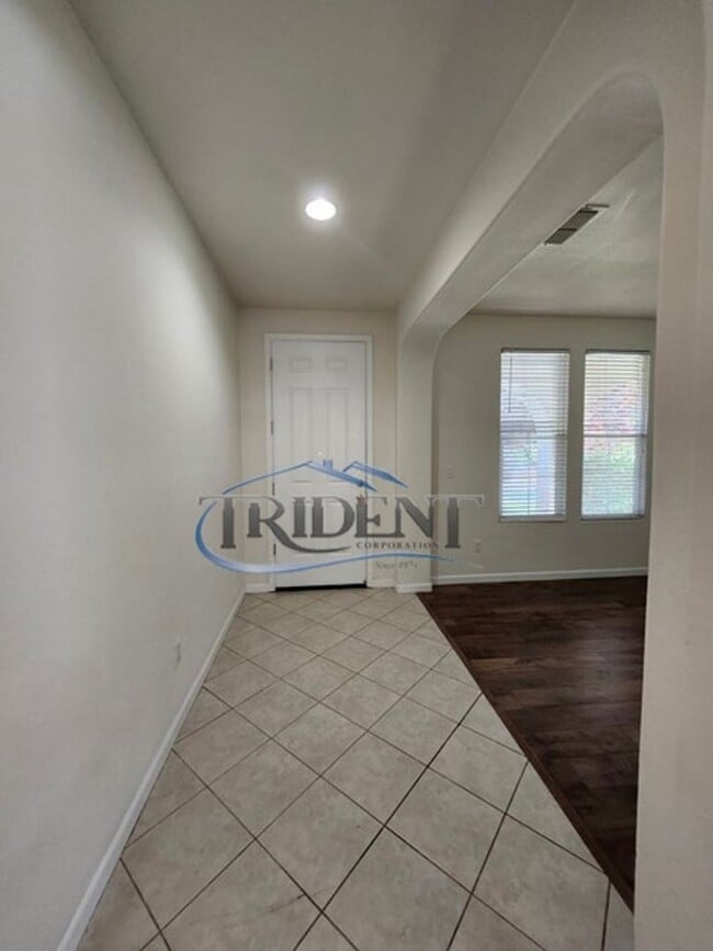 Building Photo - 3 bedroom, 2 bath house