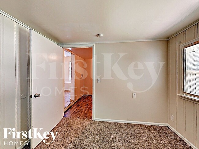 Building Photo - 2219 S Hall Rd