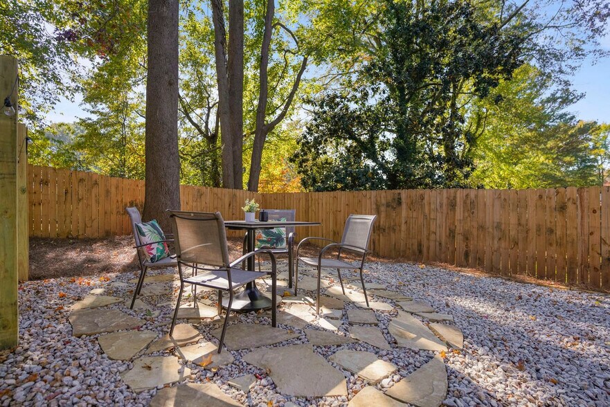 Building Photo - 975 Shadowridge Dr SE