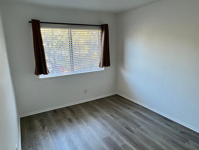 Building Photo - 2Br/1Ba Cute Condo Close to Downtown and H...