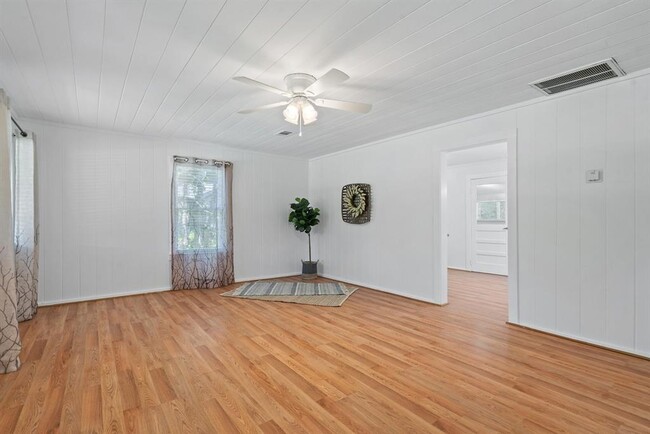 Building Photo - 1671 E Pine Lake Cir