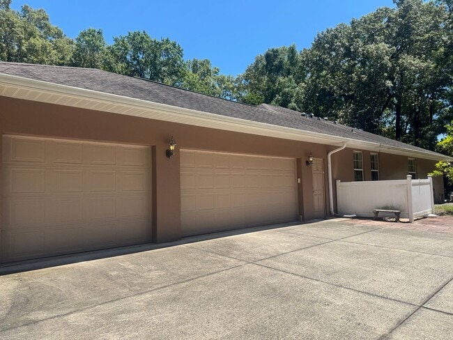 Building Photo - Beautiful 5 bed 3 bath POOL Home For Lease!