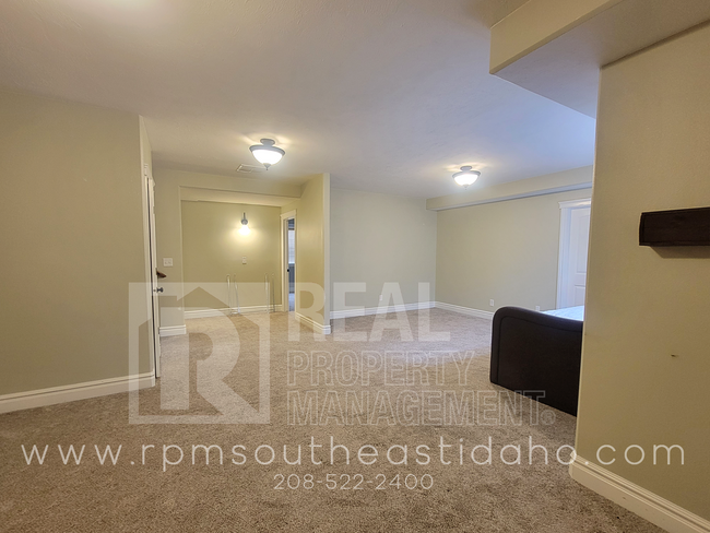Building Photo - Large & Beautiful 6 Bedroom, 3 Bathroom Ho...