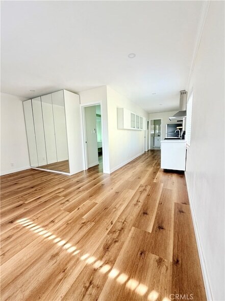 Building Photo - 1316 N Hollywood Way