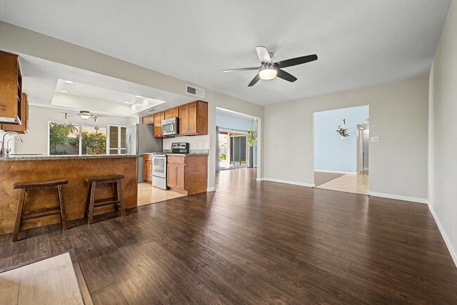 Building Photo - 1056 W Pecos Ave