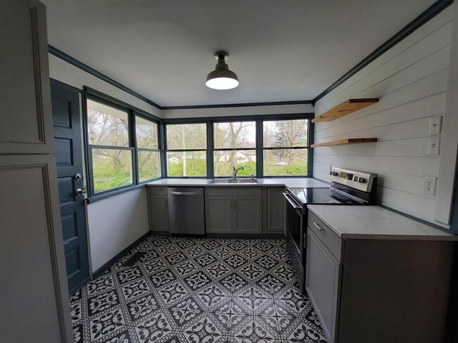 Building Photo - 203 Riverside Dr