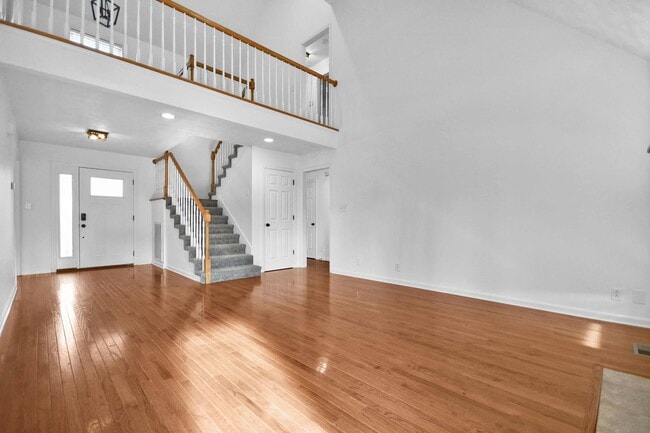 Building Photo - Three Bedroom with Bonus!