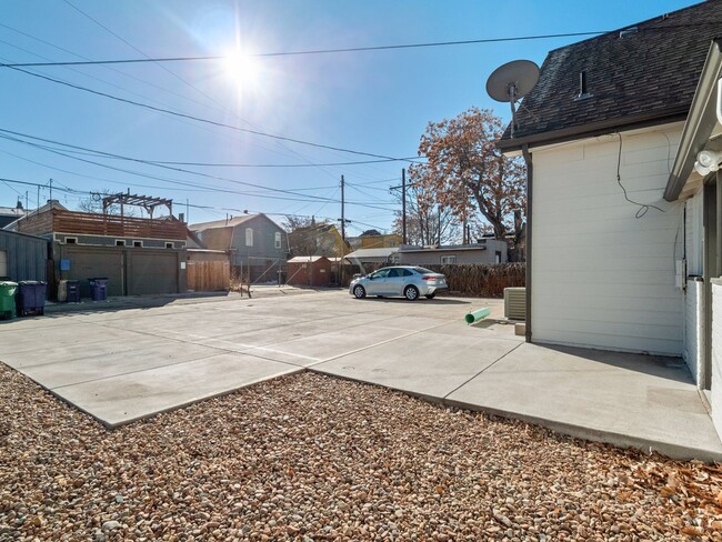 Building Photo - Updated 2 Bed, 1 Bath House - Santa Fe Art...