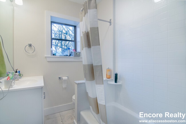 Building Photo - 448 Park Dr