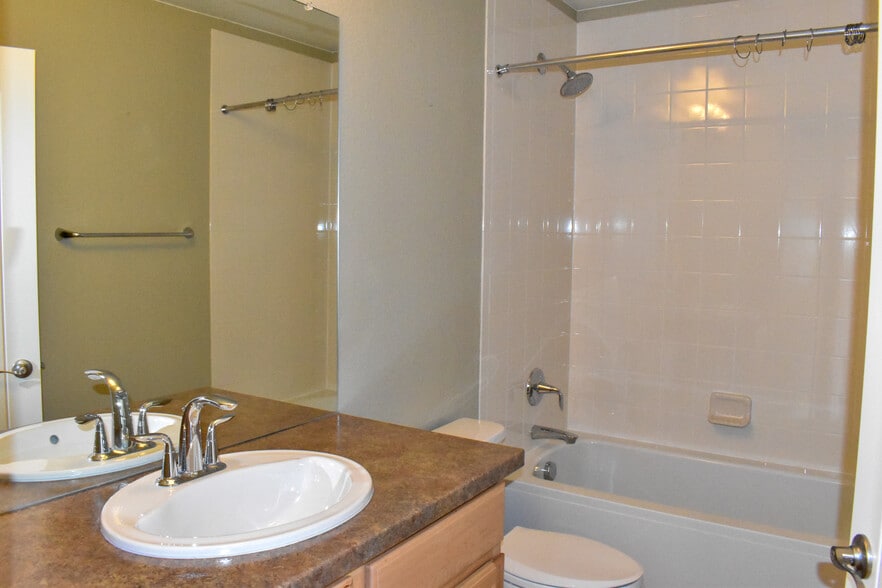 Upper level secondary full bath - 684 Mason St