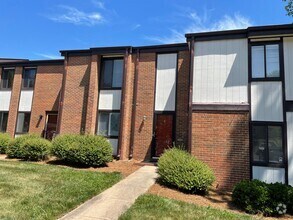 Building Photo - SW - Updated Townhome.  New Flooring, Just...