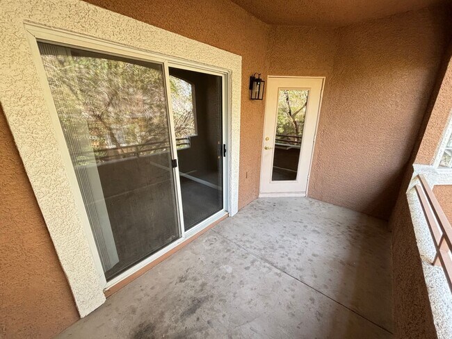 Building Photo - Beautiful 2Bed/2Bath Condo located in the ...