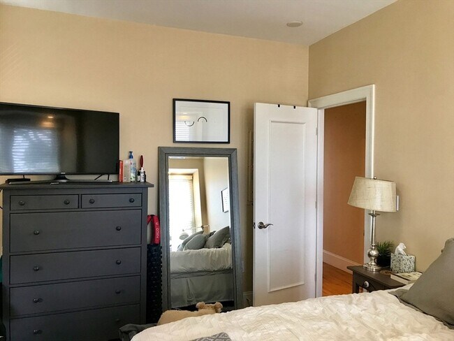 Building Photo - 360-362 Dorchester Street Unit 3