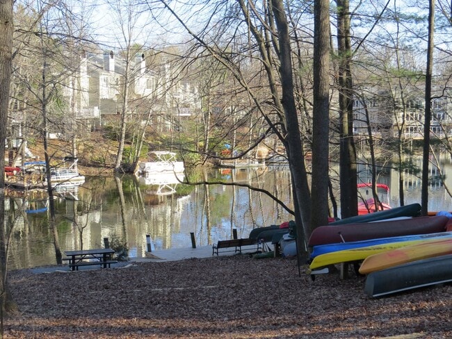 Building Photo - Updated 1800+ sq/ft 3 bdrm 2.5 bath end unit townhome