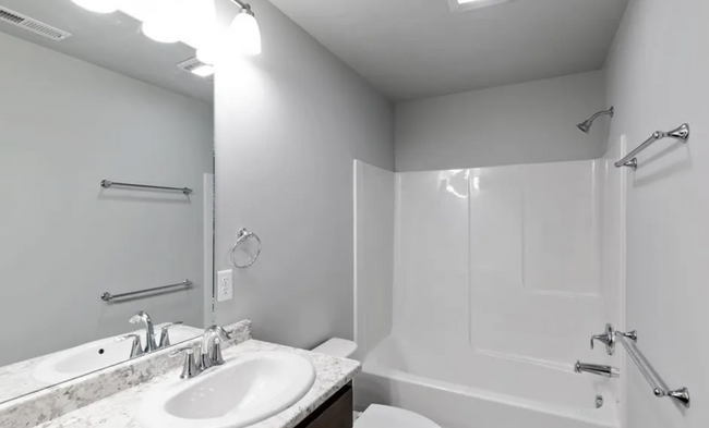 Building Photo - Charming 3-Bedroom Townhouse in the Heart ...
