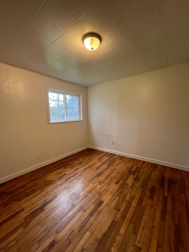 Building Photo - 2-Bedroom 1-Bathroom home close in Springfield