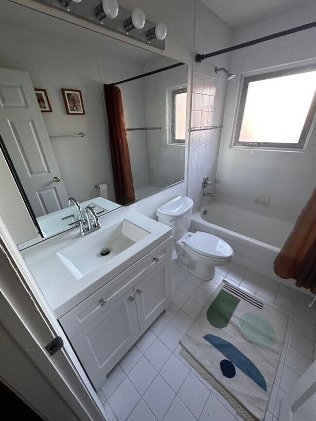 Building Photo - Rare opportunity in prestigious Hiram Square! First floor, condominium with 2-bedrooms & bonus ro...