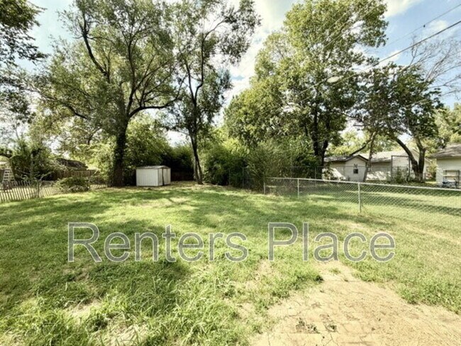 Building Photo - 2214 S Poplar St