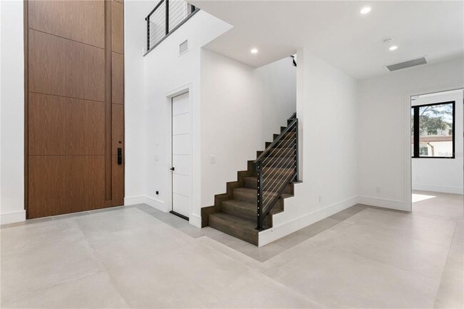 Building Photo - 3010 W Trilby Ave