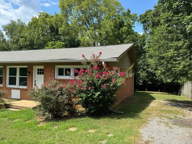 Building Photo - 907 Elwood Dr