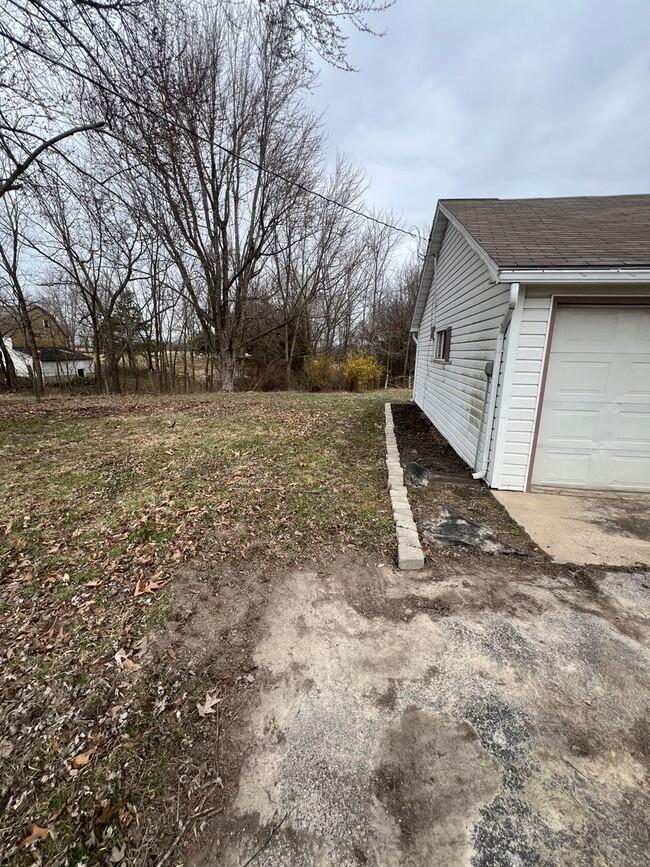 Building Photo - 3 bedroom/1 bathroom house