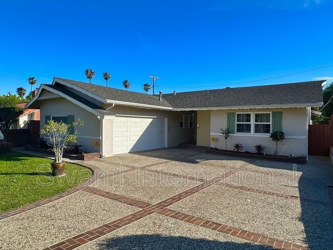 Building Photo - 1820 Avenida Estudiante