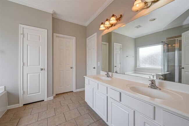 Building Photo - 13922 Normandy Ct