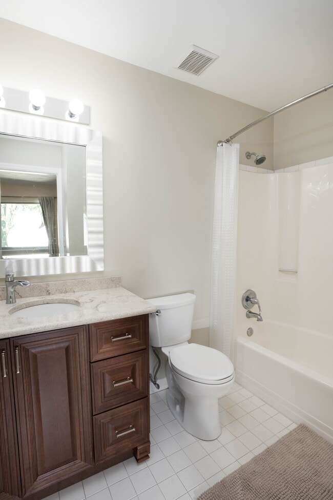 Building Photo - 804 Fairways Dr
