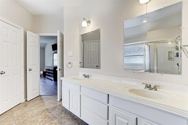 Building Photo - 8607 Saratoga Dr