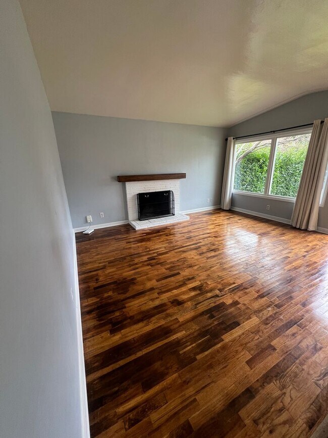 Building Photo - Updated 3 Bedroom & 1 Bath located on dead end street!