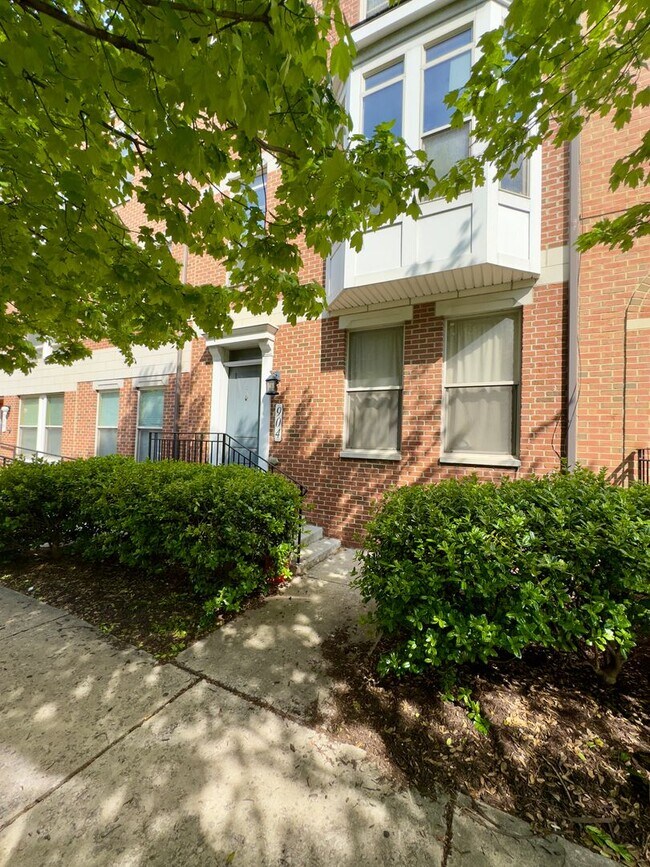 Building Photo - Modern 3-Bedroom Townhome with Stylish Fea...