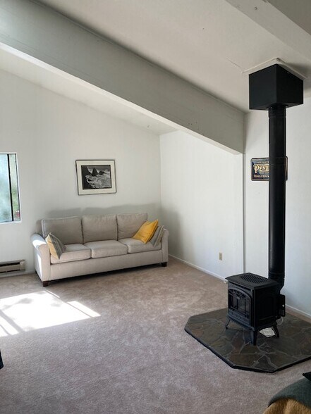 Building Photo - 210 Pelton Ln