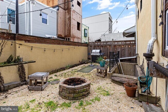 Building Photo - 2318 E York St